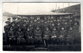 Skupinové foto - muži v uniformách - vojáci (pohled)