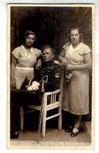 Foto dvě dívky a muž v uniformě (pohled)