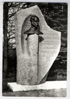 Skryje - pomník Joachima Barranda (pohled)