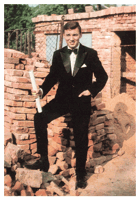 Karel Gott s diplomem (pohled)