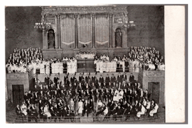 Skupina žáků při slavnosti 100leté jubileum pražské konservatoře (pohled)