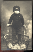 Dítě na proutěné židli (pohled)