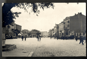 Náměstí - auta (pohled)