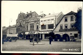 Dvůr Králové n. Labem - náměstí, auta, restaurace, reklama (pohled)
