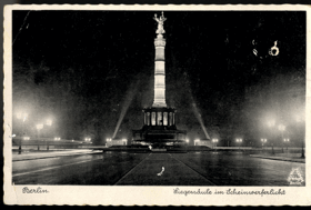 Berlin - Siegessäule im Scheinwerferlicht (pohled)