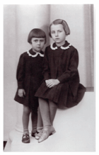 Dvě děvčátka v šatičkách (pohled)