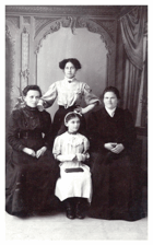 Tři ženy a dívka (pohled)
