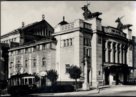 Jablonec nad Nisou, divadlo, tramvaj (pohled)