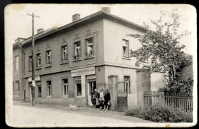 Skupinka před obchodem - Prodej uzenářského zboží - Antonín Bejček (pohled)