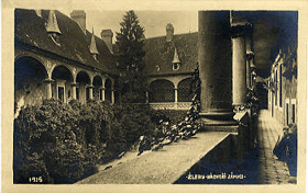 Žleby - nádvoří zámku (pohled)