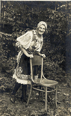 Žena s židlí (pohled)
