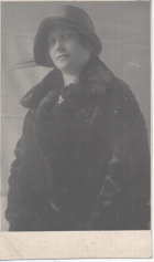 Mladá žena v klobouku (pohled)