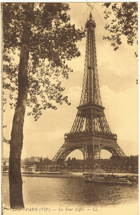 Paříž - Eiffelova věž (pohled)