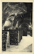 Vinný sklep - lahve ve stojanech (pohled)