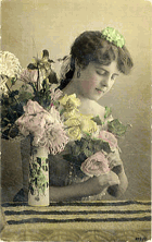 Dívka, váza, květiny (pohled)