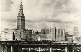 Terminal Tower development from West Cleveland, Ohio (pohled)