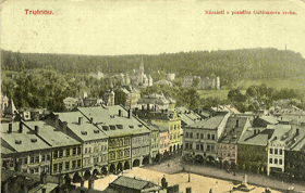 Trutnov - náměstí s pozadím Gablonzova vrchu (pohled)