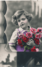 Děvčátko s kyticí růží (pohled)