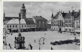 Nový Bydžov, náměstí, auta (pohled)