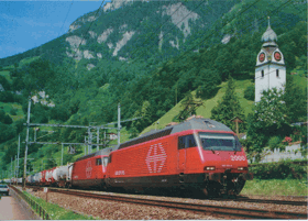 Dvojice 84 tunových švýcarský elektrických lokomotiv 460 051 - 6 + 039 - 1 s těžkým ... (pohled)