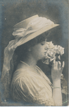 Dáma v klobouku s růží (pohled)