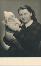 S miminkem v náručí (pohled)