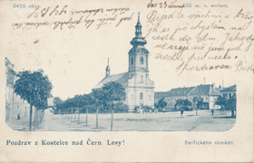 Pozdrav z Kostelce nad Čern. Lesy - Smiřického náměstí (pohled)