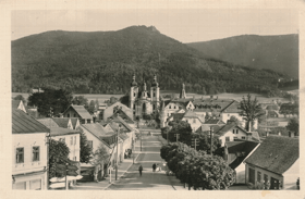 Lázně Hejnice v Jizerských horách - Hl. třída, v pozadí kostel (pohled)