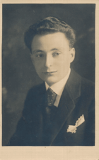 Mladý muž s kravatou (pohled)