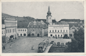 Letovisko Sušice na Šumavě - Náměstí s museem, lékárnou a hotelem Fialka (pohled)