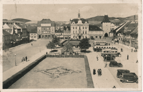 Hradec Králové - Městské lázně za večerního osvětlení (pohled)