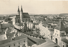 Kroměříž - Pohled ze zámku na Sněmovní náměstí, v pozadí Mořický kostel (pohled)