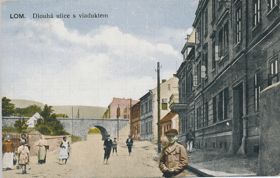 Lom. - Dlouhá ulice s viaduktem (pohled)