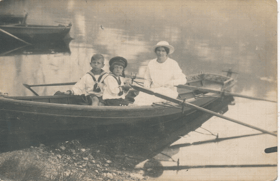 Maminka s dětmi na loďce (pohled)