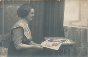 Mladá dáma při čtení časopisu (pohled)