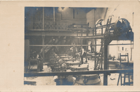Dělníci v továrně (pohled)