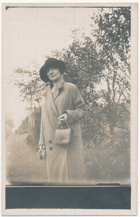 Mladá dáma v klobouku s kabelkou (pohled)