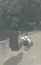 Chlapeček na procházce s maminkou (pohled)