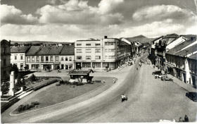 Slovensko - Liptovský Mikuláš - Štefánikova ulice - Památník osvoboditelů (pohled)