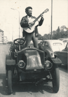 Waldemar Matuška v historickém automobilu (pohled)