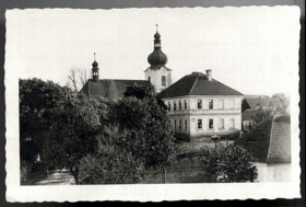 Kožlany, Kostel a bývalá škola (pohled)