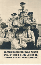 Kocourkovští učitelé jako členové cyklistického klubu Nežeň se z r. 1908 ve filmu Z ... (pohled)