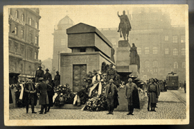 Praha - Václavské náměstí - tryzna za padlé oběti bojů (pohled)