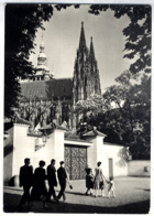 Praha - Chrám sv. Víta - pohled přes portál Královské zahrady (pohled)