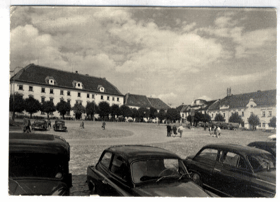 Týn nad Vltavou - náměstí - auta (pohled)