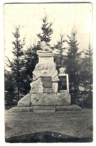 Pomník padlým vojákům, datum na pomníku 28. X. 1918 (pohled)