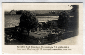 Lány - Společný hrob Presidenta Osvoboditele T. G. Masaryka, jeho choti Charloty a syna Jana (pohled)