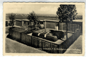 Lány - Společný hrob pres. T. G. Masaryka s chotí Charlottou (pohled)