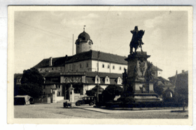 Lázně Poděbrady - Zámek z náměstí - auta (pohled)